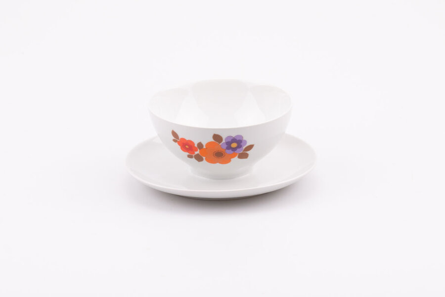 Café et soucoupe en porcelaine vintage Mitterteich Café et soucoupe en porcelaine vintage blanc et brun et un motif floral de chez Mitterteich