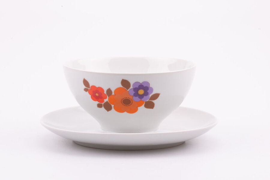 Café et soucoupe en porcelaine vintage Mitterteich Café et soucoupe en porcelaine vintage blanc et brun et un motif floral de chez Mitterteich