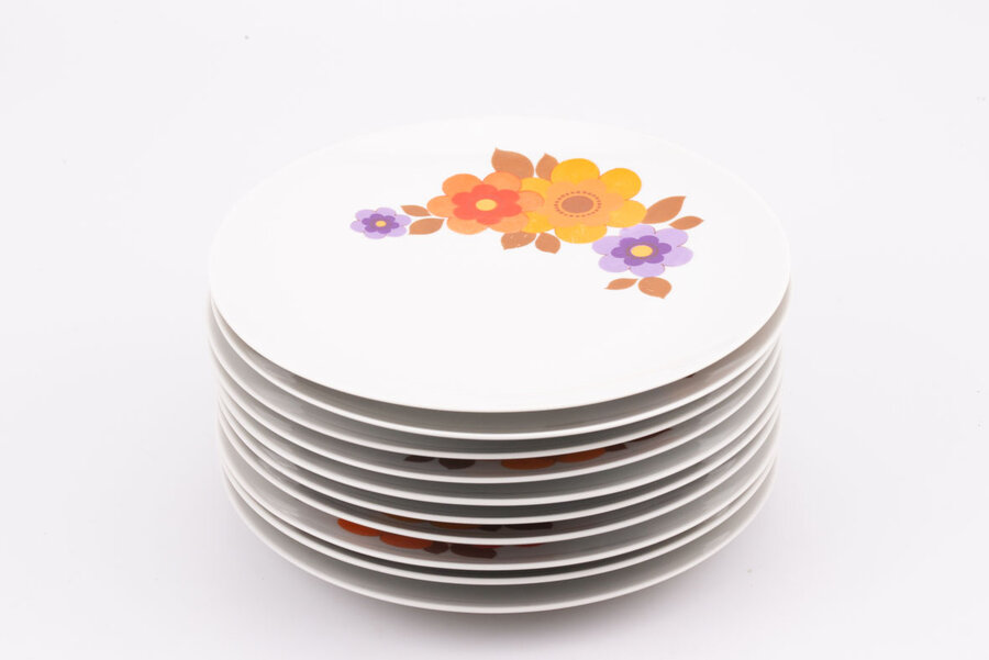 Set d'assiettes en porcelaine vintage Mitterteich Set d'assiettes en porcelaine vintage blanc et brun et un motif floral de chez Mitterteich