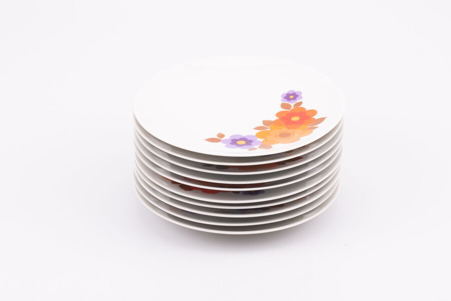 Set d'assiettes en porcelaine vintage Mitterteich Set d'assiettes en porcelaine vintage blanc et brun et un motif floral de chez Mitterteich