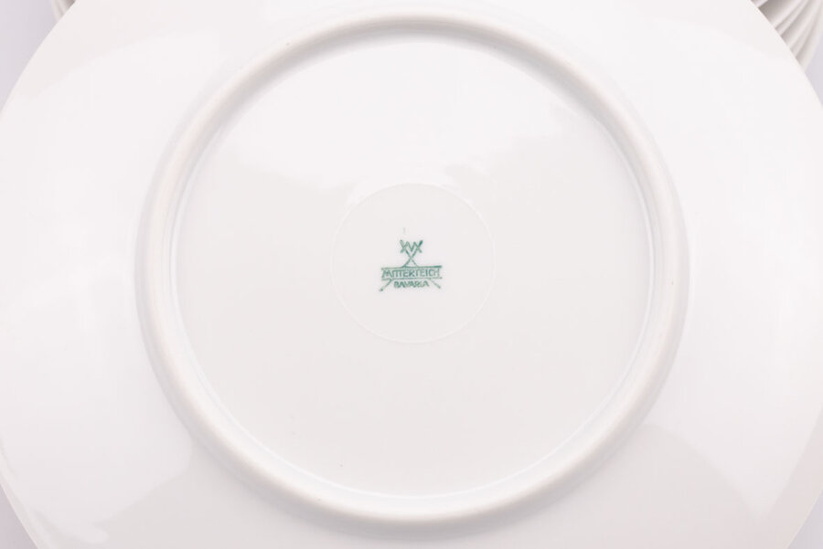 Signature sur assiette en porcelaine vintage Mitterteich Signature sur assiette en porcelaine vintage blanc et brun et un motif floral de chez Mitterteich