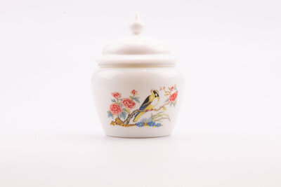 Le pot présent un délicat décor de fleurs orientales et d'un rossignol.   Fabriqué en verre type Arcopal, il est très résistant.