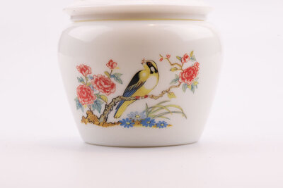 Le pot présent un délicat décor de fleurs orientales et d'un rossignol.   Fabriqué en verre type Arcopal, il est très résistant.