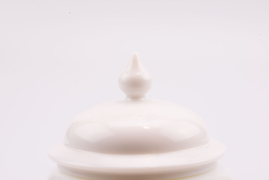 Le pot présent un délicat décor de fleurs orientales et d'un rossignol.   Fabriqué en verre type Arcopal, il est très résistant.