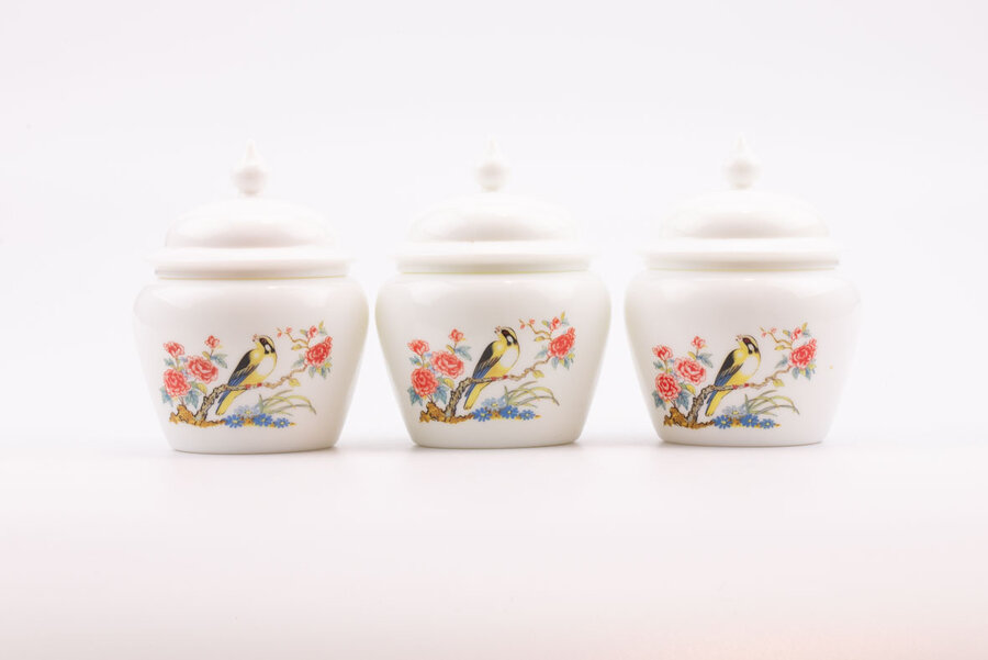 3 Pots à couvercle vintage en opaline blanche avec un motif d'un oiseau sur une branche fleurie de chez Avon