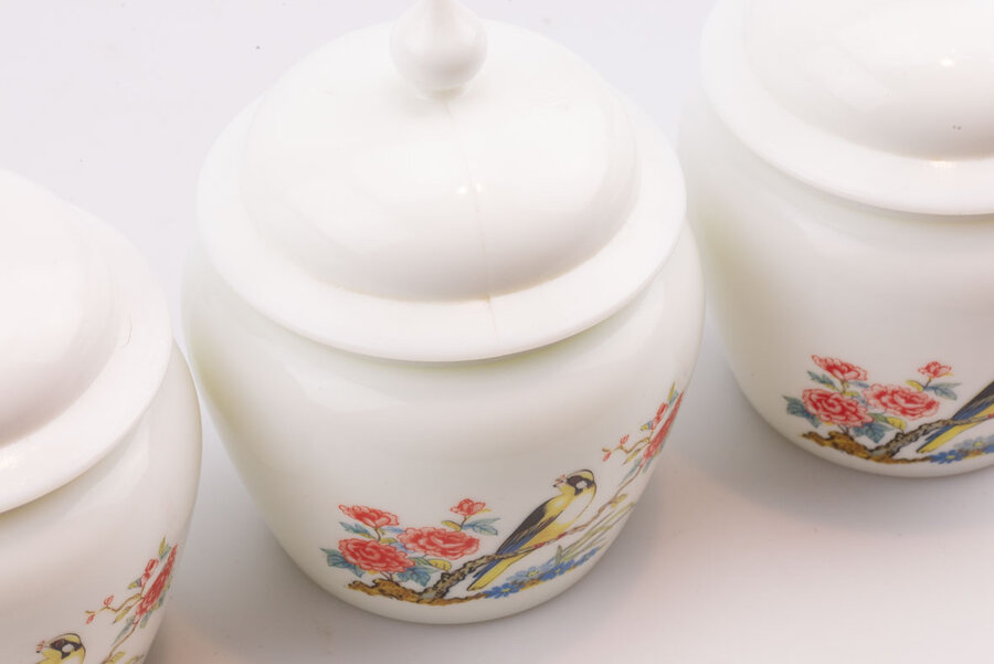 Pot à couvercle vintage en opaline blanche avec un motif d'un oiseau sur une branche fleurie de chez Avon