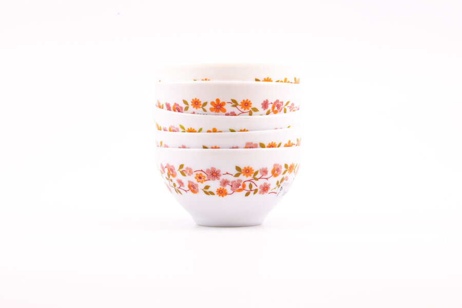 Set de 5 bols blancs à fleurs vintage de chez Arcopal dans la collection Scania