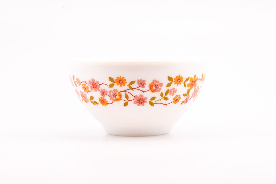 Bol vintage blanc à fleurs de chez Arcopal dans la collection Scania