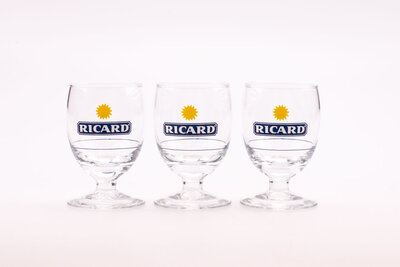 Set de 3 verres vintage Ricard transparents avec le nom de la marque écrit sur le verre