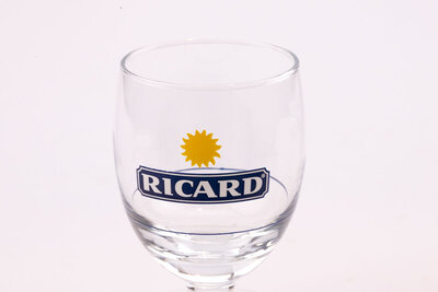 Verre vintage Ricard transparents avec le nom de la marque écrit sur le verre