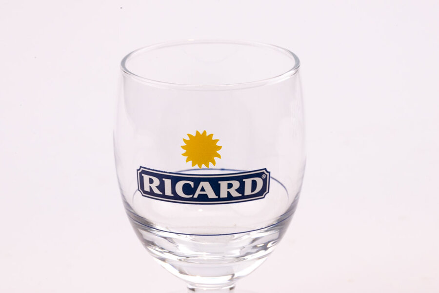 Verre vintage Ricard transparents avec le nom de la marque écrit sur le verre