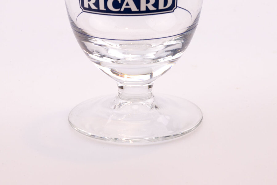 Verre vintage Ricard transparents avec le nom de la marque écrit sur le verre