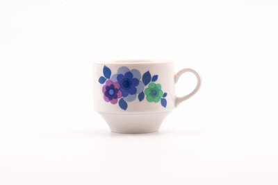 Ces très jolies tasses ont un décor seventies, trois jolies fleurs dans les tons de vert, violet et bleu.  Elles sont de la célèbre marque allemande de porcelaine de Bavière Mitterteich.