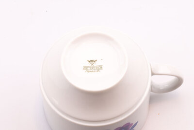 Ces très jolies tasses ont un décor seventies, trois jolies fleurs dans les tons de vert, violet et bleu.  Elles sont de la célèbre marque allemande de porcelaine de Bavière Mitterteich.