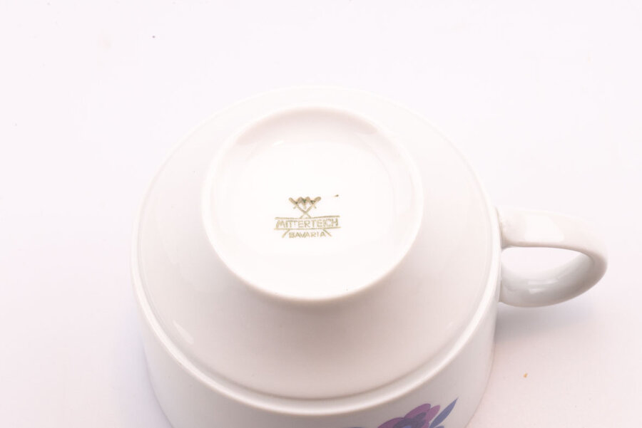 Signature sur tasse vintage en porcelaine blanche avec un motif floral bleu et vert de chez Mitterteich