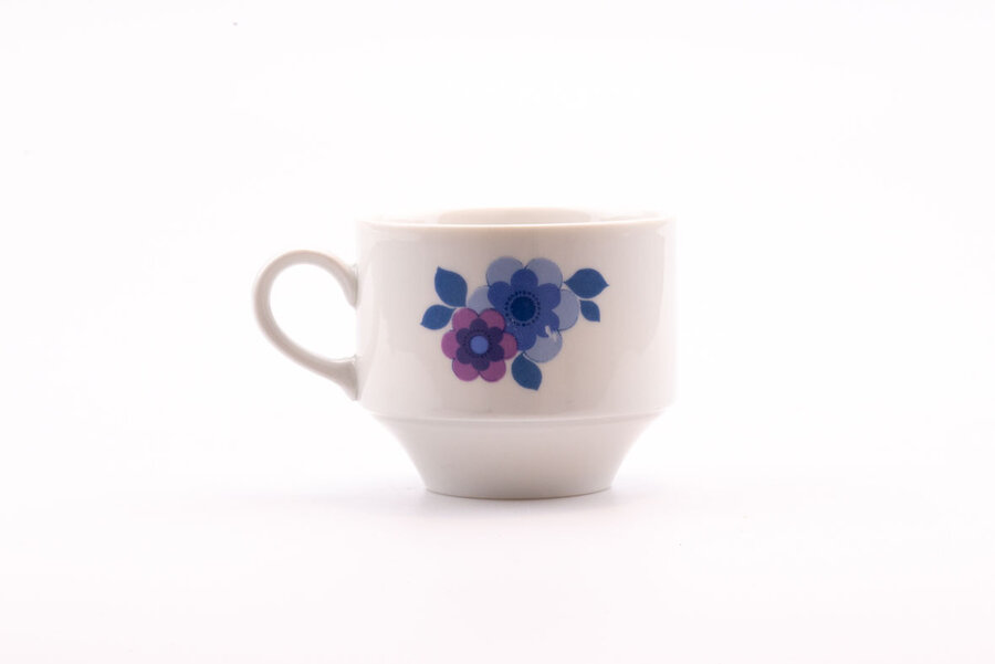 Ces très jolies tasses ont un décor seventies, trois jolies fleurs dans les tons de vert, violet et bleu.  Elles sont de la célèbre marque allemande de porcelaine de Bavière Mitterteich.