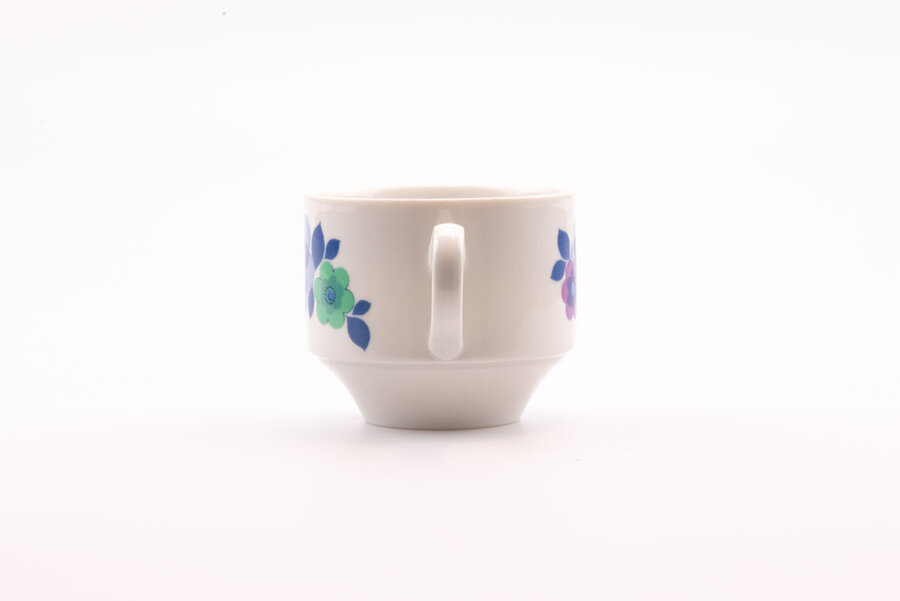 Tasse vintage en porcelaine blanche avec un motif floral bleu et vert de chez Mitterteich