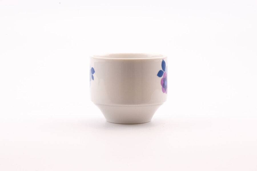 Tasse vintage en porcelaine blanche avec un motif floral bleu et vert de chez Mitterteich