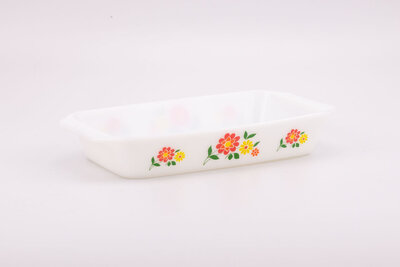 Plat à four vintage blanc avec des motifs floraux de chez Arcopal Rotterdam