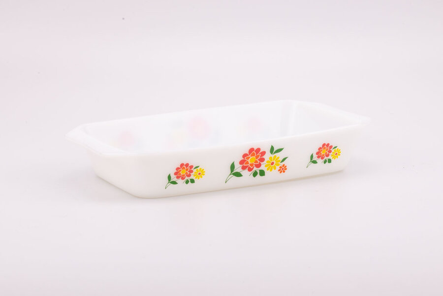 Plat à four vintage blanc avec des motifs floraux de chez Arcopal Rotterdam