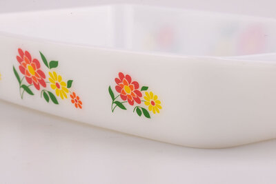 Ce plat Arcopal est de la collection Rotterdam et date des années 70.  Le motif fleuri et très gai se compose de jolies fleurs, rouge, orange et jaune.