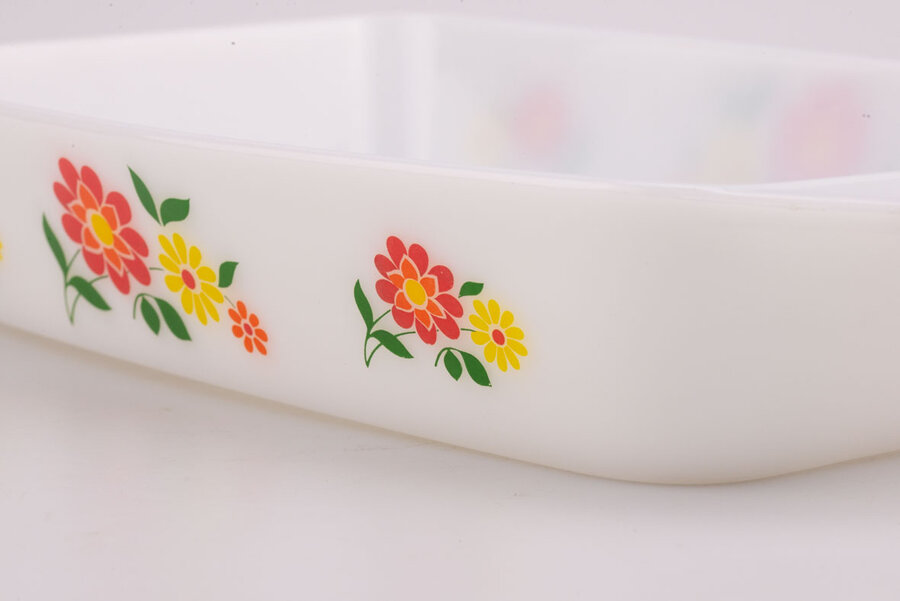 Plat à four vintage blanc avec des motifs floraux de chez Arcopal Rotterdam