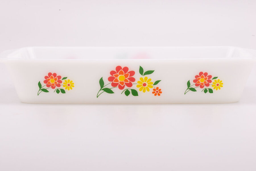Ce plat Arcopal est de la collection Rotterdam et date des années 70.  Le motif fleuri et très gai se compose de jolies fleurs, rouge, orange et jaune.