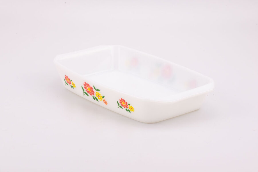 Plat à four vintage blanc avec des motifs floraux de chez Arcopal Rotterdam