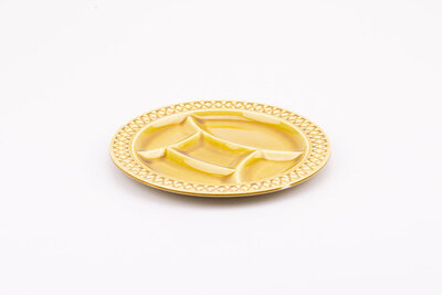 Ces superbes assiettes vintages en porcelaine sont estampillées de la maison Sarreguemines.