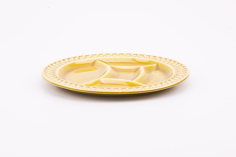 Ces superbes assiettes vintages en porcelaine sont estampillées de la maison Sarreguemines.