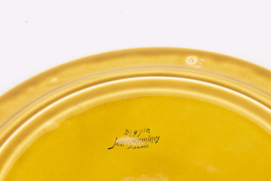 Ces superbes assiettes vintages en porcelaine sont estampillées de la maison Sarreguemines.