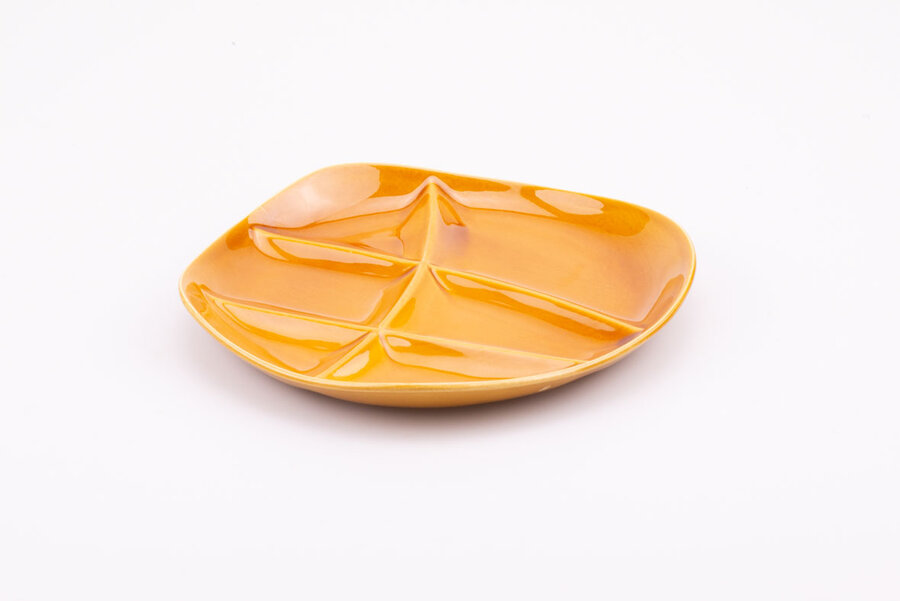 Assiette à 6 compartiments en faïence orange de chez Salins