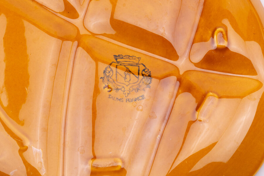 Signature sur le dos assiette à 6 compartiments en faïence orange de chez Salins