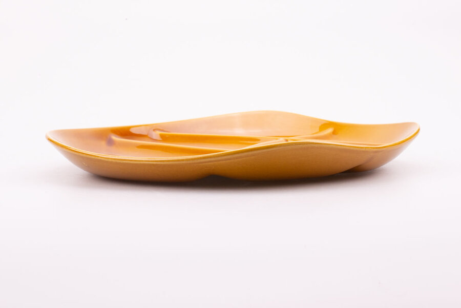 Assiette à 6 compartiments en faïence orange de chez Salins