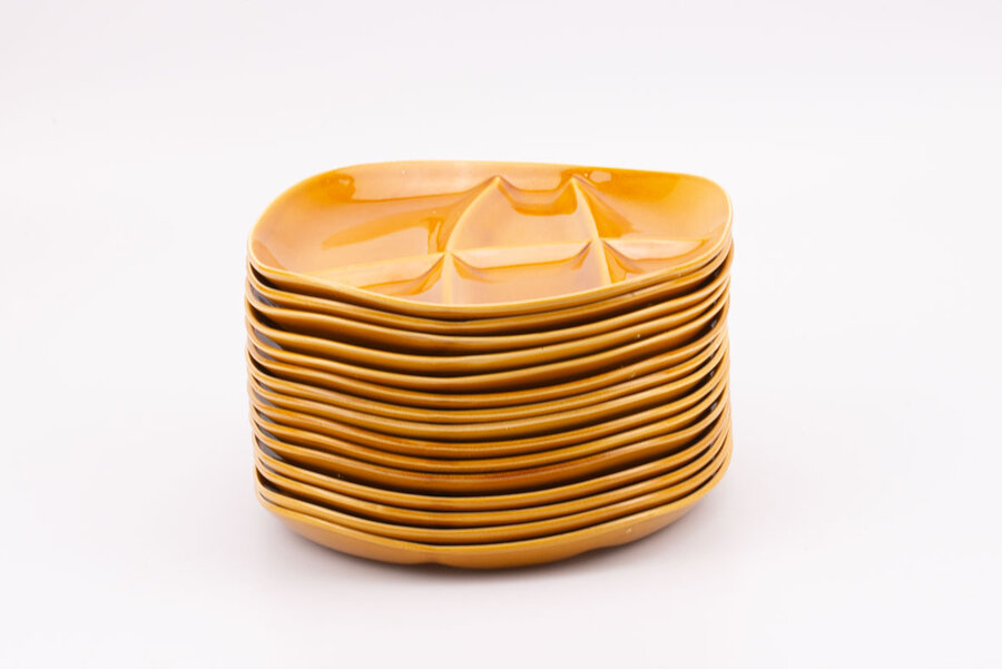 Set d'assiettes à 6 compartiments en faïence orange de chez Salins