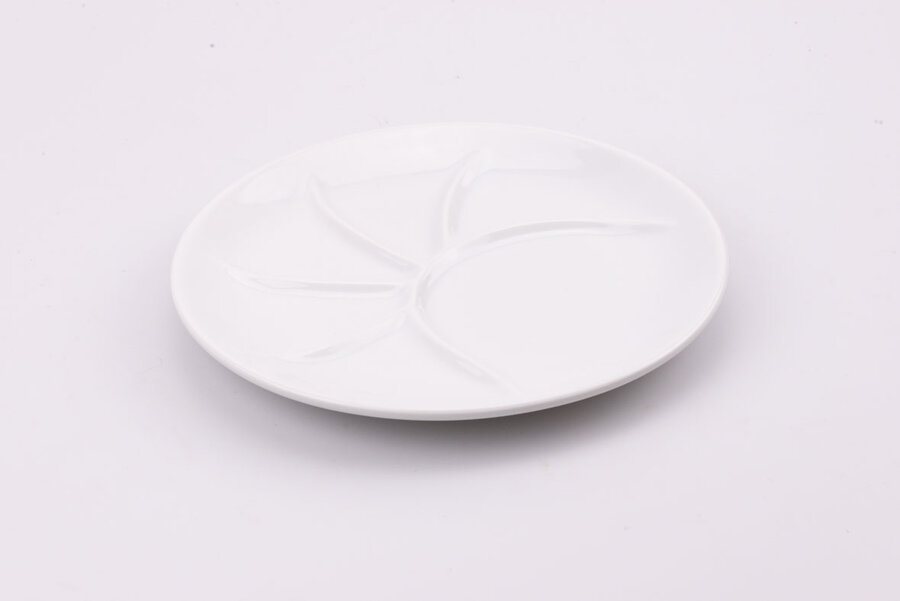Assiette à compartiment vintage et blanche de chez Pillivuyt 