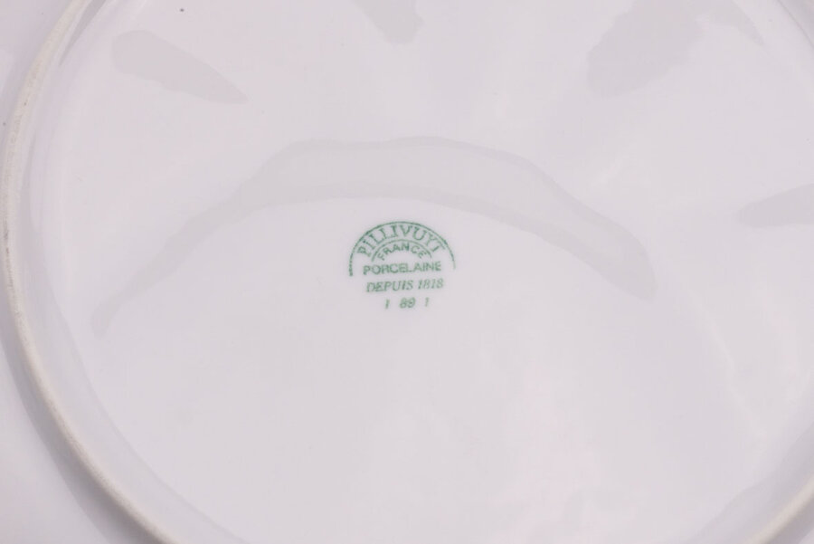 Signature sur assiette à compartiment vintage et blanche de chez Pillivuyt 