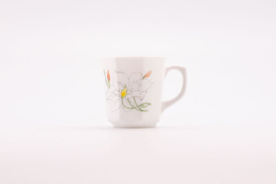 Tasse vintage blanche de la marque Arcopal dans les années 60.