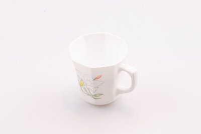 Tasse vintage blanche de la marque Arcopal dans les années 60.