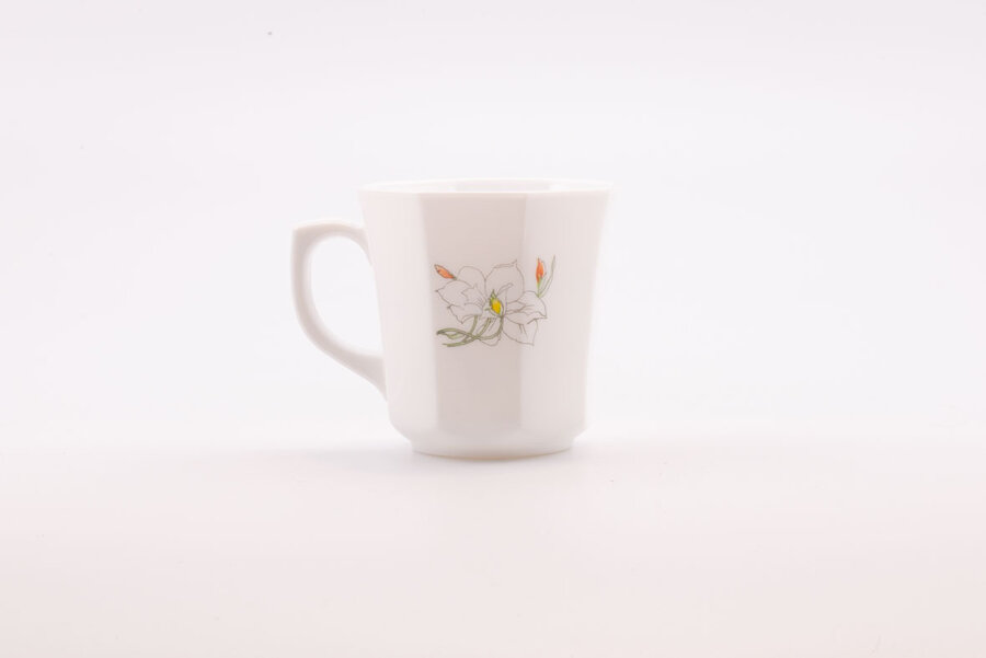 Tasse vintage blanche de la marque Arcopal dans les années 60.