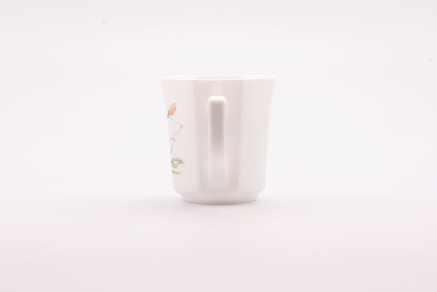 Tasse vintage blanche en opaline avec un dessin de jonquille en opaline de chez Arcopal