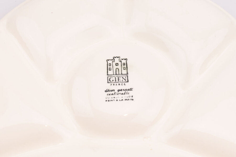 Signature sur assiette à fondue vintage blanche avec le nom de chaque aliment fabriqué par la faïencerie de Gien