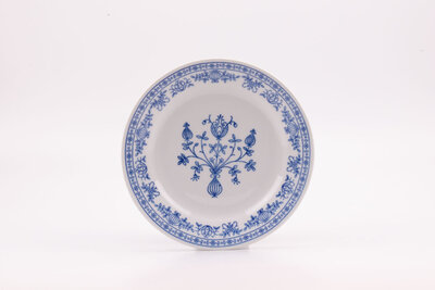 Assiette plate en porcelaine blanc avec des motifs bleus et fabriqué par la manufacture Kahla