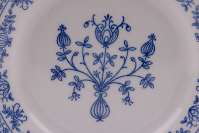 Assiette plate en porcelaine blanc avec des motifs bleus et fabriqué par la manufacture Kahla