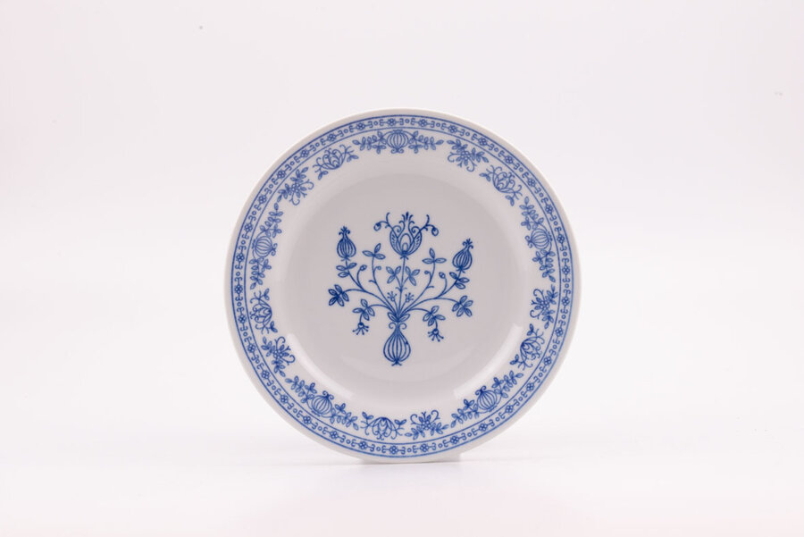 Assiette plate en porcelaine blanc avec des motifs bleus et fabriqué par la manufacture Kahla