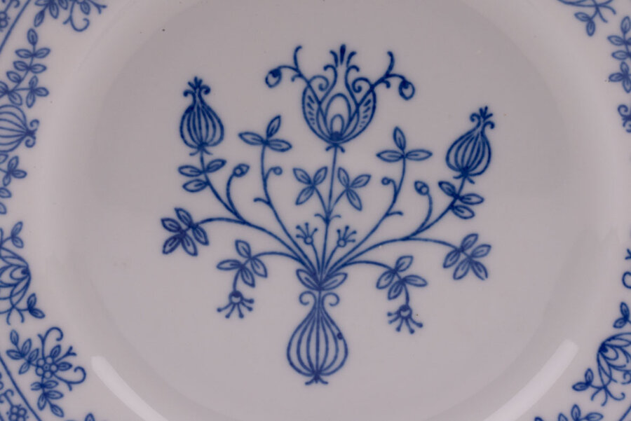 Assiette plate en porcelaine blanc avec des motifs bleus et fabriqué par la manufacture Kahla