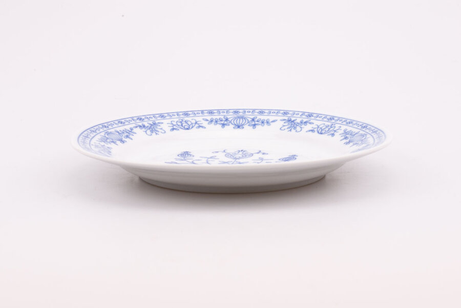 Assiette plate en porcelaine blanc avec des motifs bleus et fabriqué par la manufacture Kahla