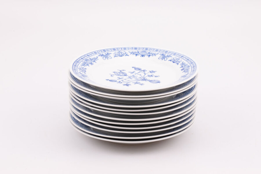 Set d'assiettes plates en porcelaine blanc avec des motifs bleus et fabriqué par la manufacture Kahla