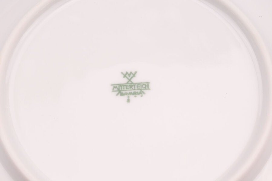 Signature sur assiette creuse en porcelaine vintage blanche avec des motifs floraux de chez Mitterteich