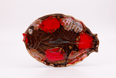 Plateau apéritif  vintage en forme de poisson en céramique émaillée rouge beige et brun